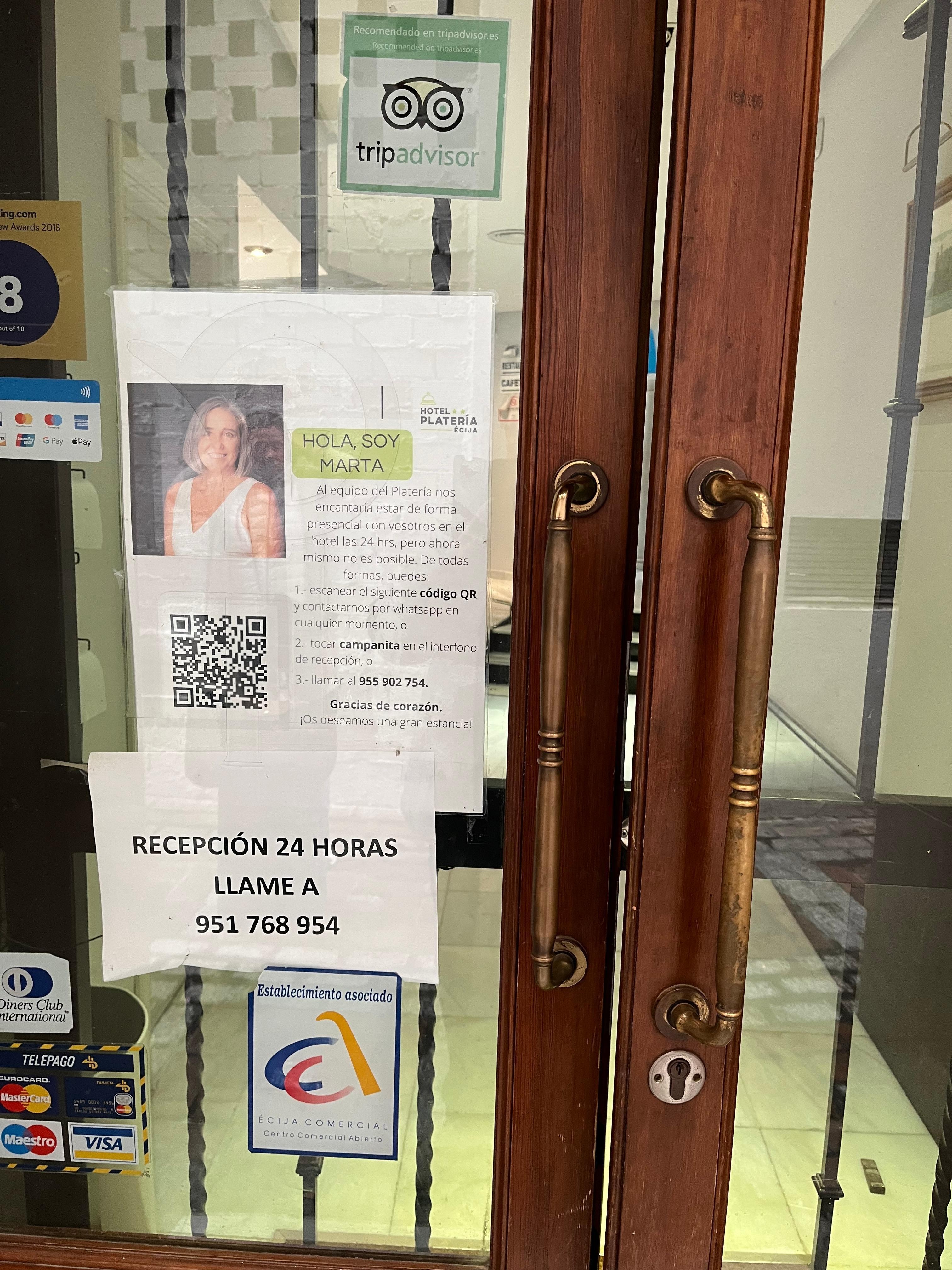 Pas de réception et porte d'accès à l'hotel fermée. il faut téléphoner pour avoir un code. Puis faire des formalités en ligne