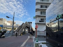 Street view walk to overpass