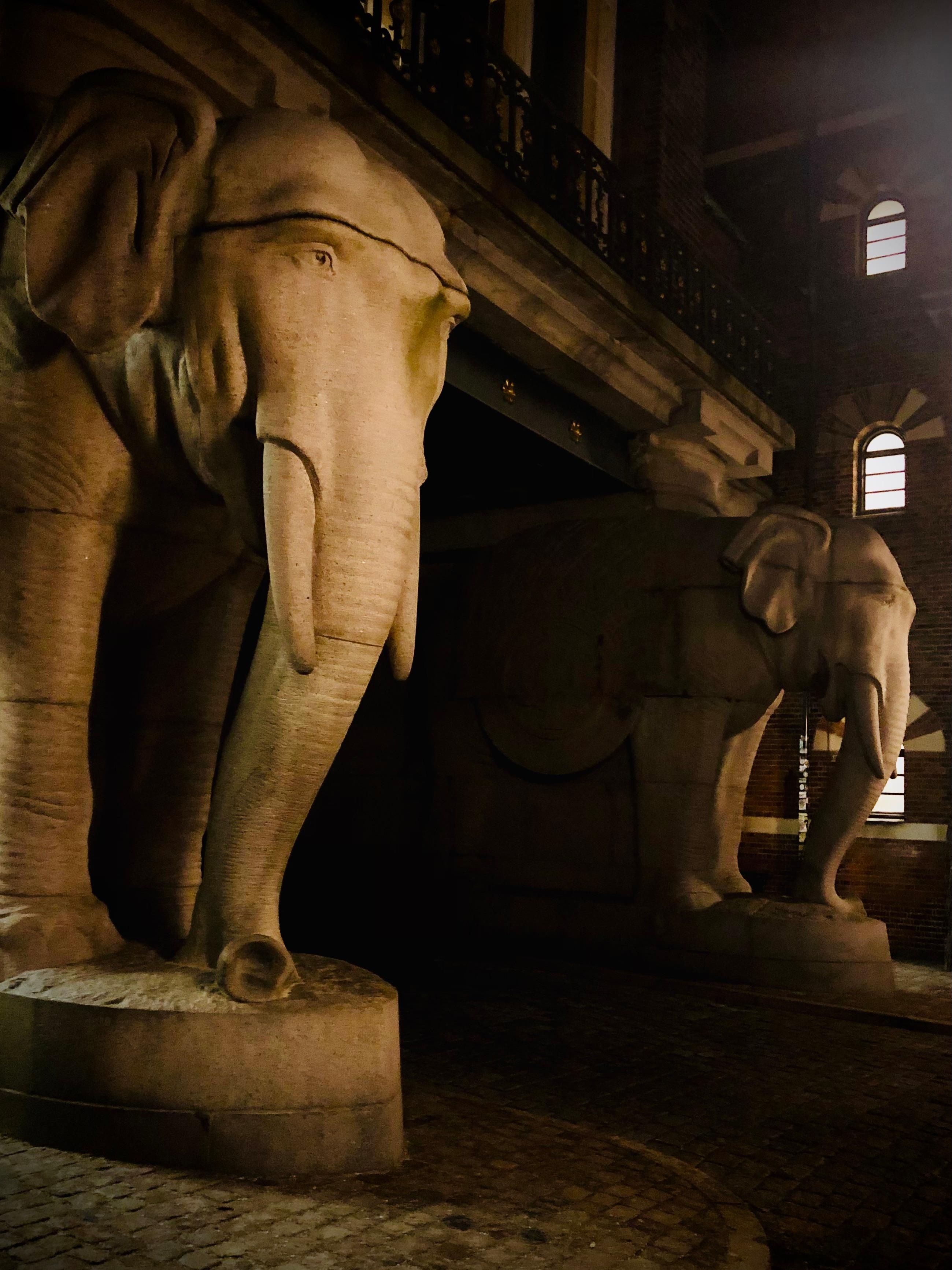 Elefantporten hilser hotelgæsterne velkommen