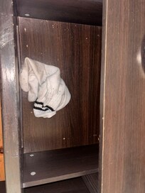 Calcetines sucios dentro de un buró