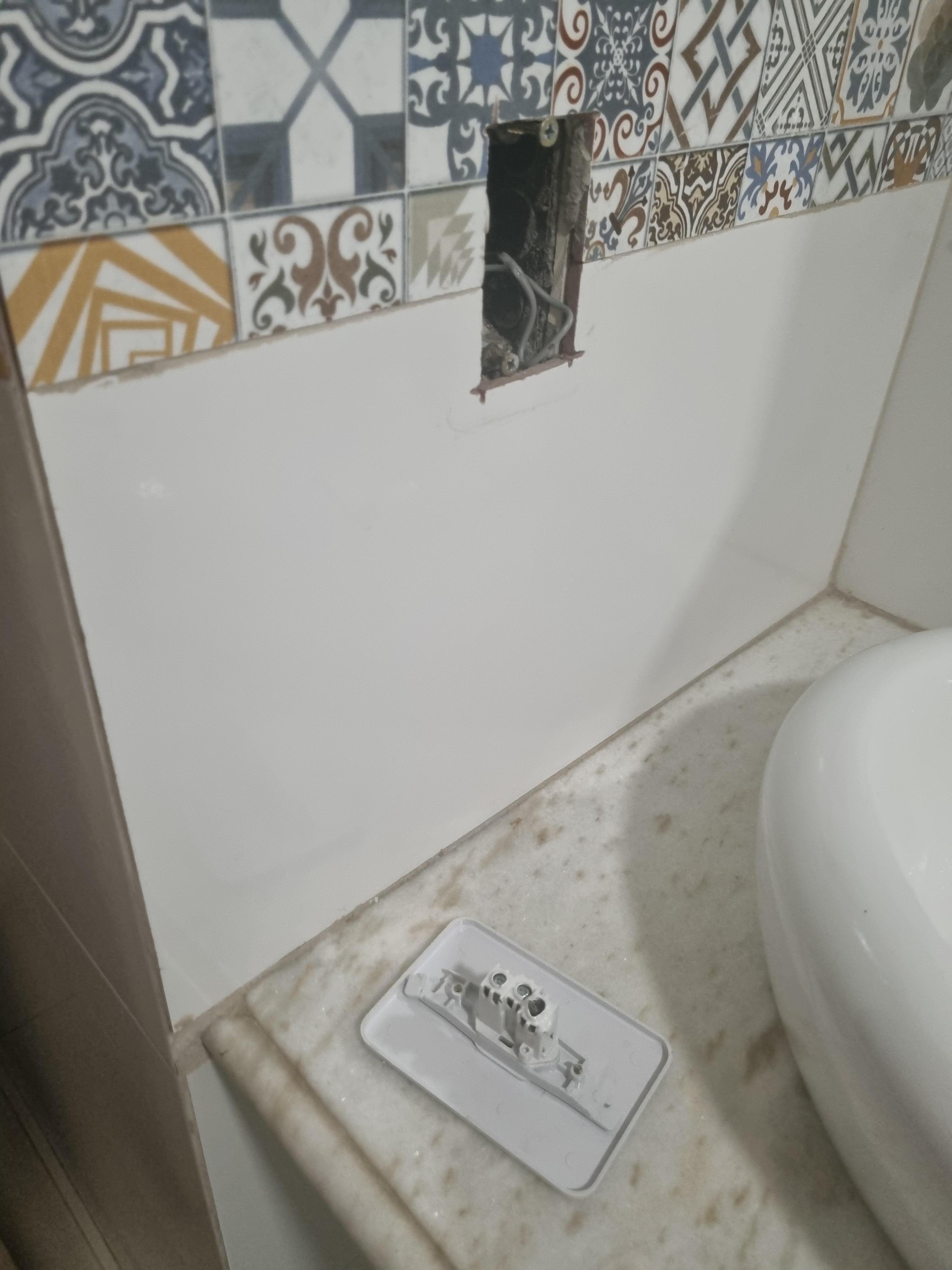 Sem tomada e com fios soltos.