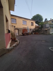 Vision à l'entrée de la cour du gîte avec les voisins