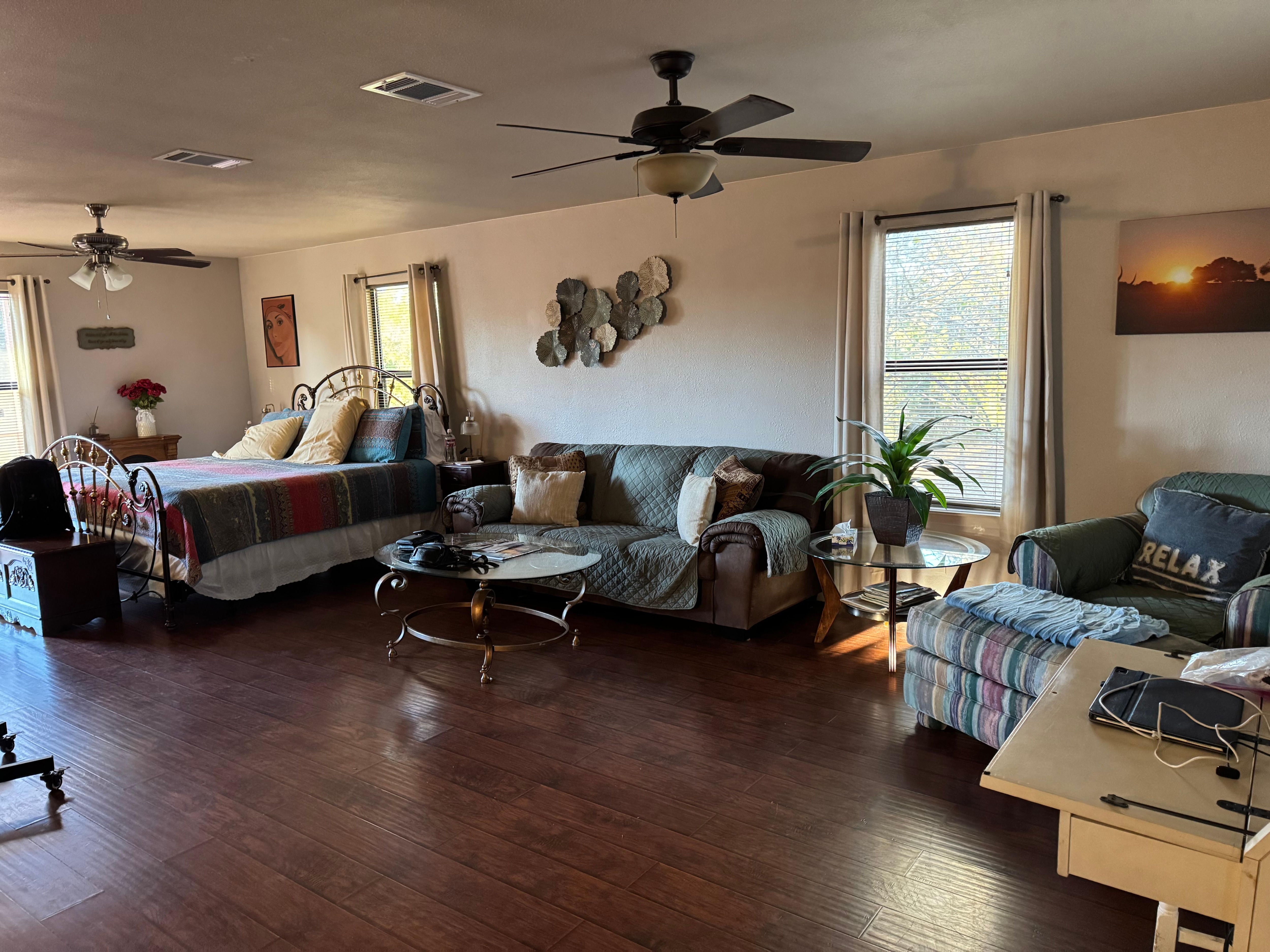 One room large cabin withshower bathroom-comfy king bed