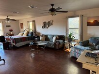 One room large cabin withshower bathroom-comfy king bed