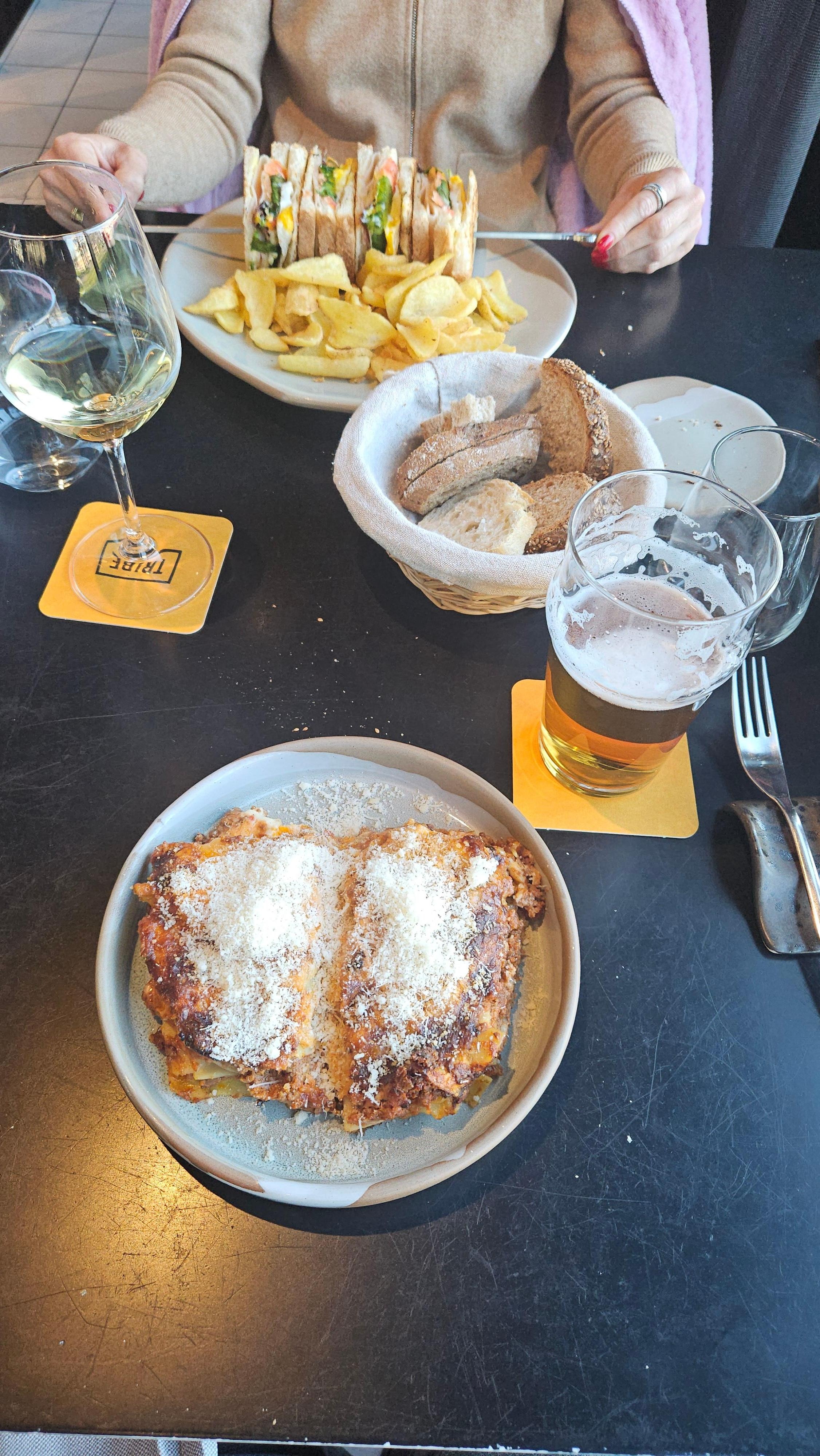 Δύο πεντανόστιμα πιάτα που φάγαμε στο εστιατόριο του ξενοδοχείου. 