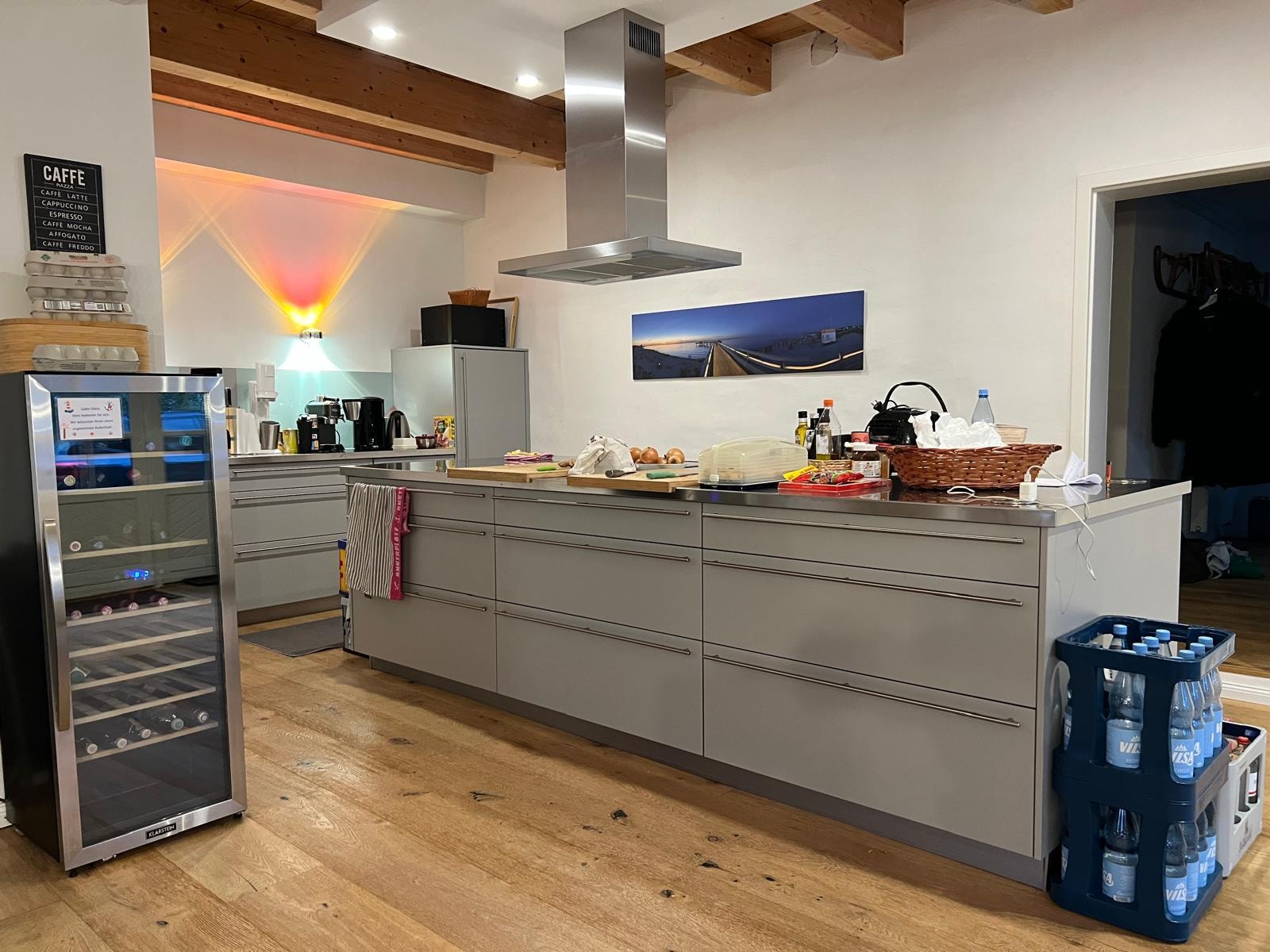 Offene Küche mit Kochinsel und extra Getränkekühlschrank 👍