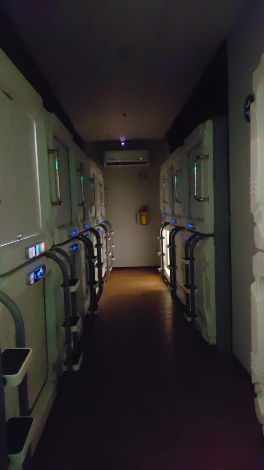 Area de cabinas, con la luz de un par de cabinas abiertas