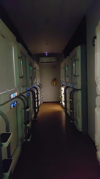 Area de cabinas, con la luz de un par de cabinas abiertas