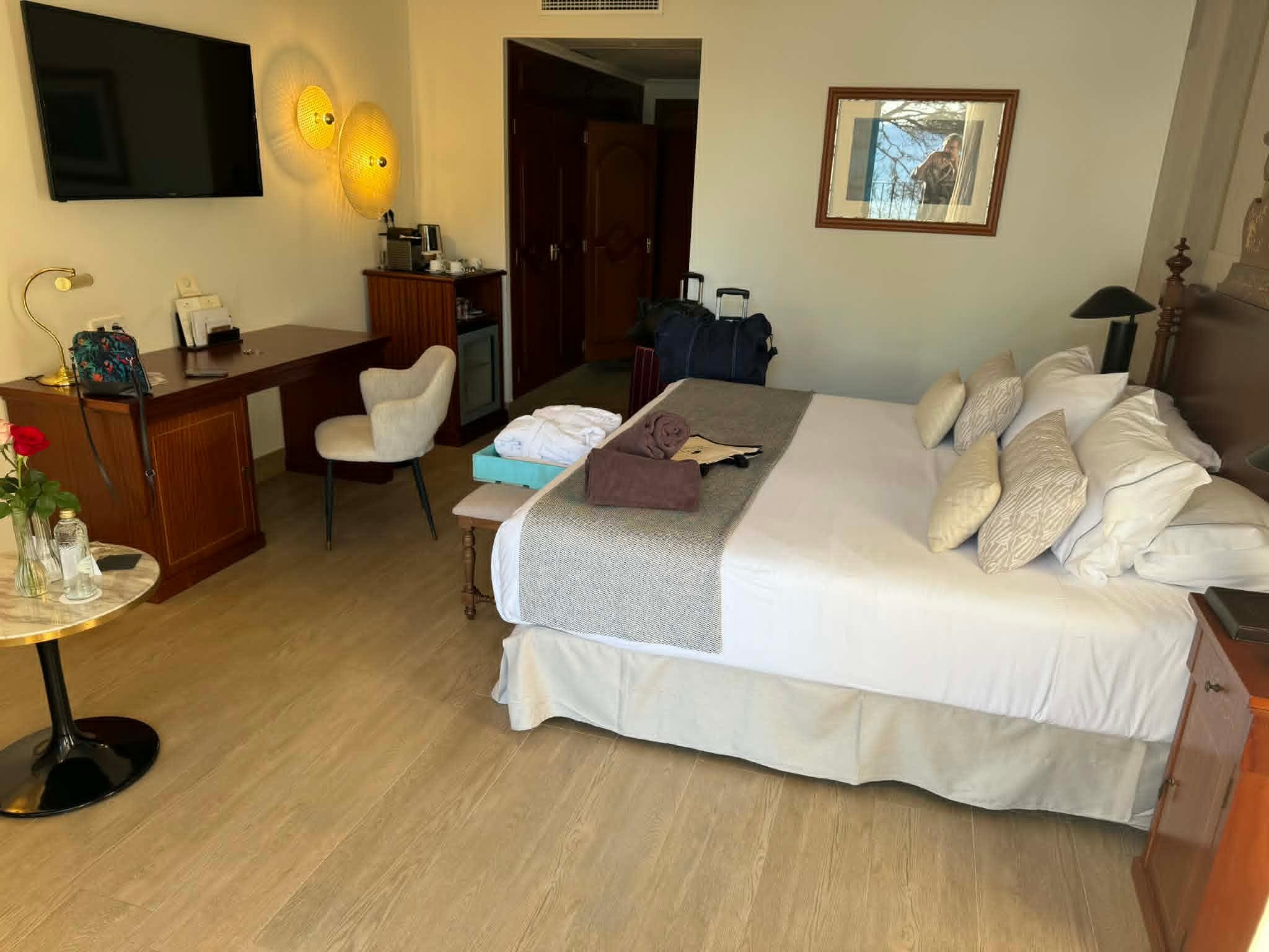 Our ocean-view room was spacious, beautifully maintained, and wonderfully comfortable. It was a pleasure to return to each afternoon, and the room was kept immaculate throughout our stay.
