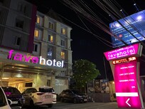 夜の外観