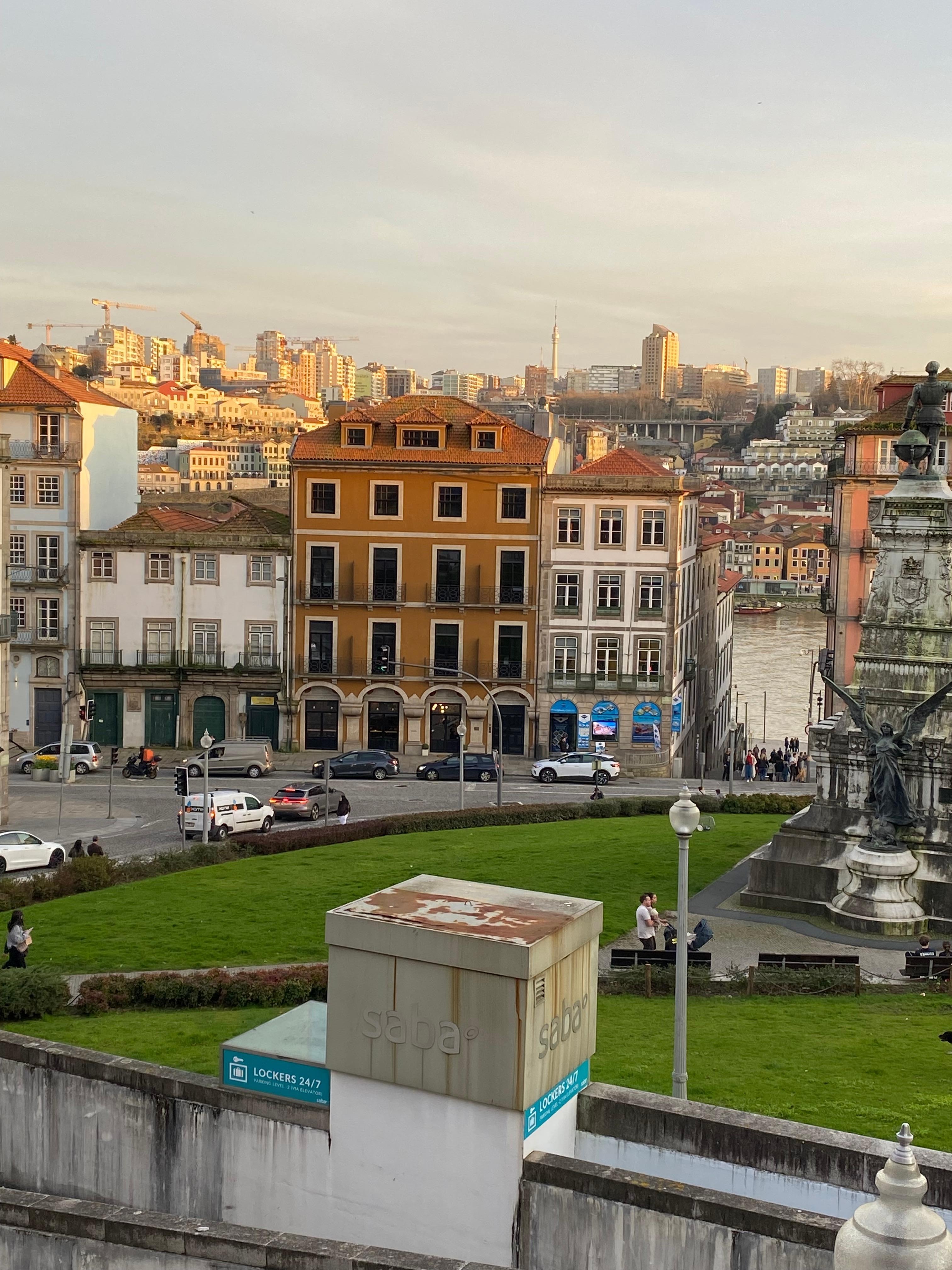 Le bâtiment de l’hôtel, en jaune