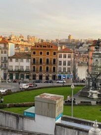 Le bâtiment de l’hôtel, en jaune