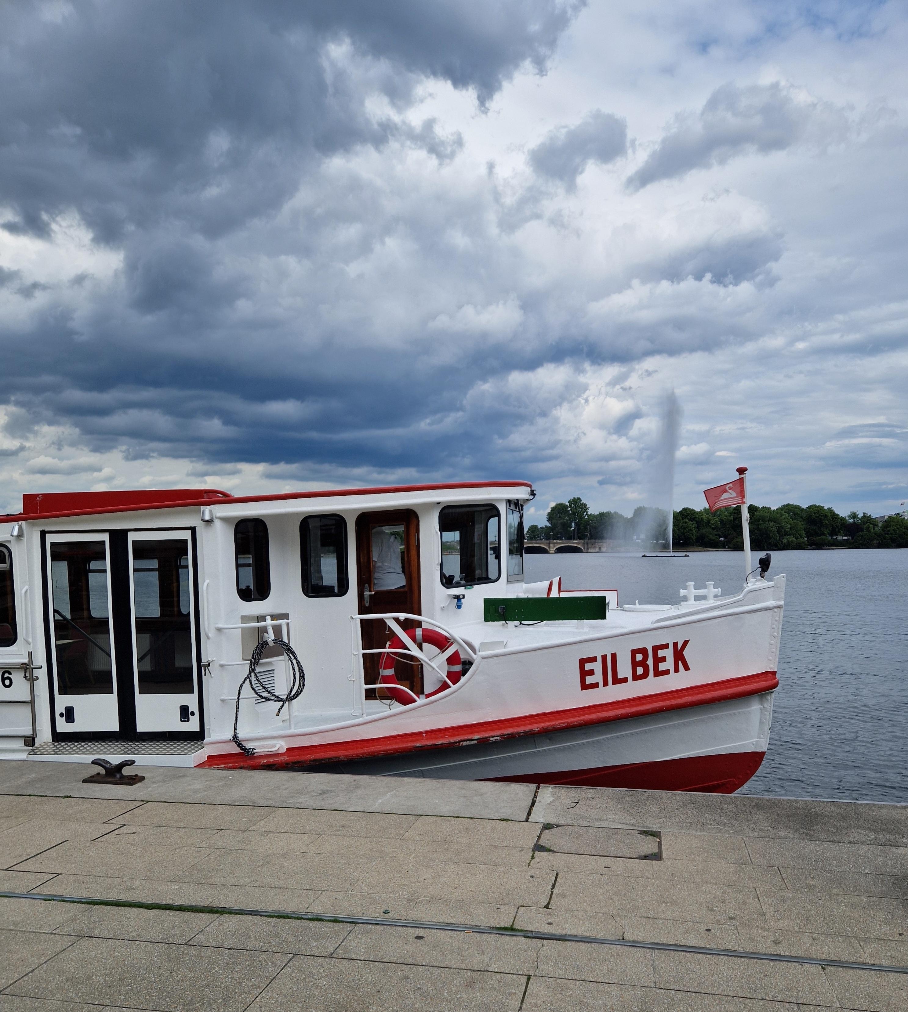 Een korte wandeling voert naar de Jungfernstieg. Hier bevinden zich de steigers voor een vaartocht op de Alster 