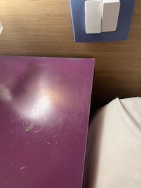 L’autre table de chevet cassée