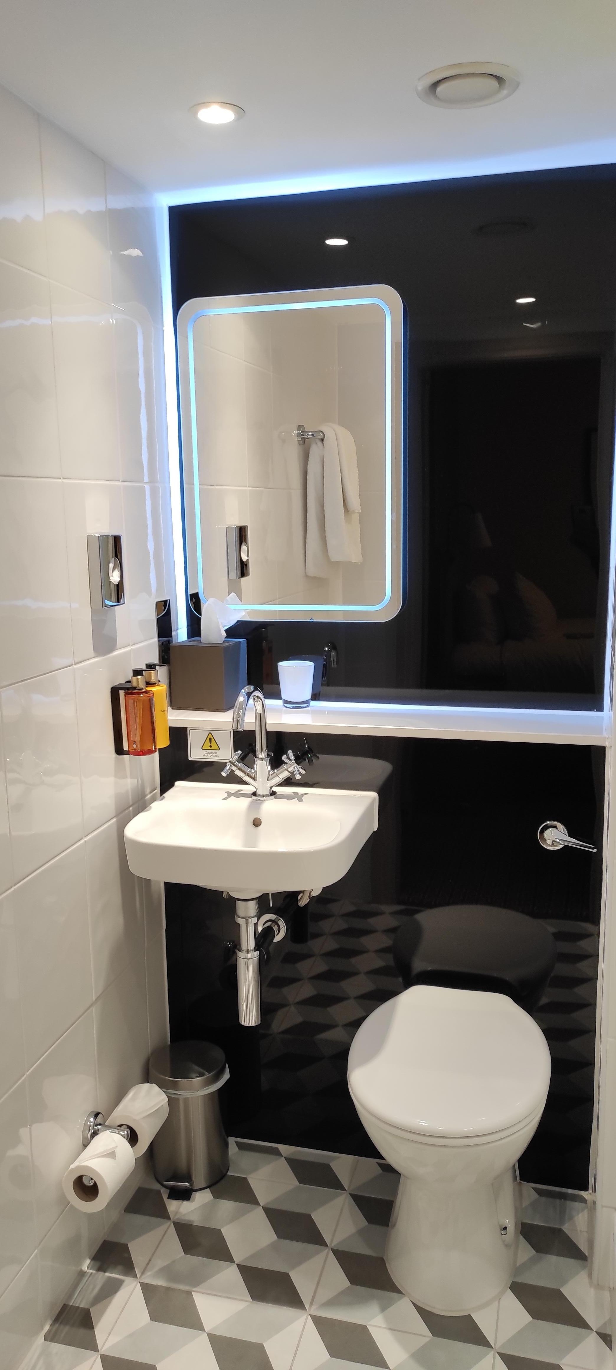 Small bathroom, well-equipped.