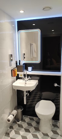 Small bathroom, well-equipped.