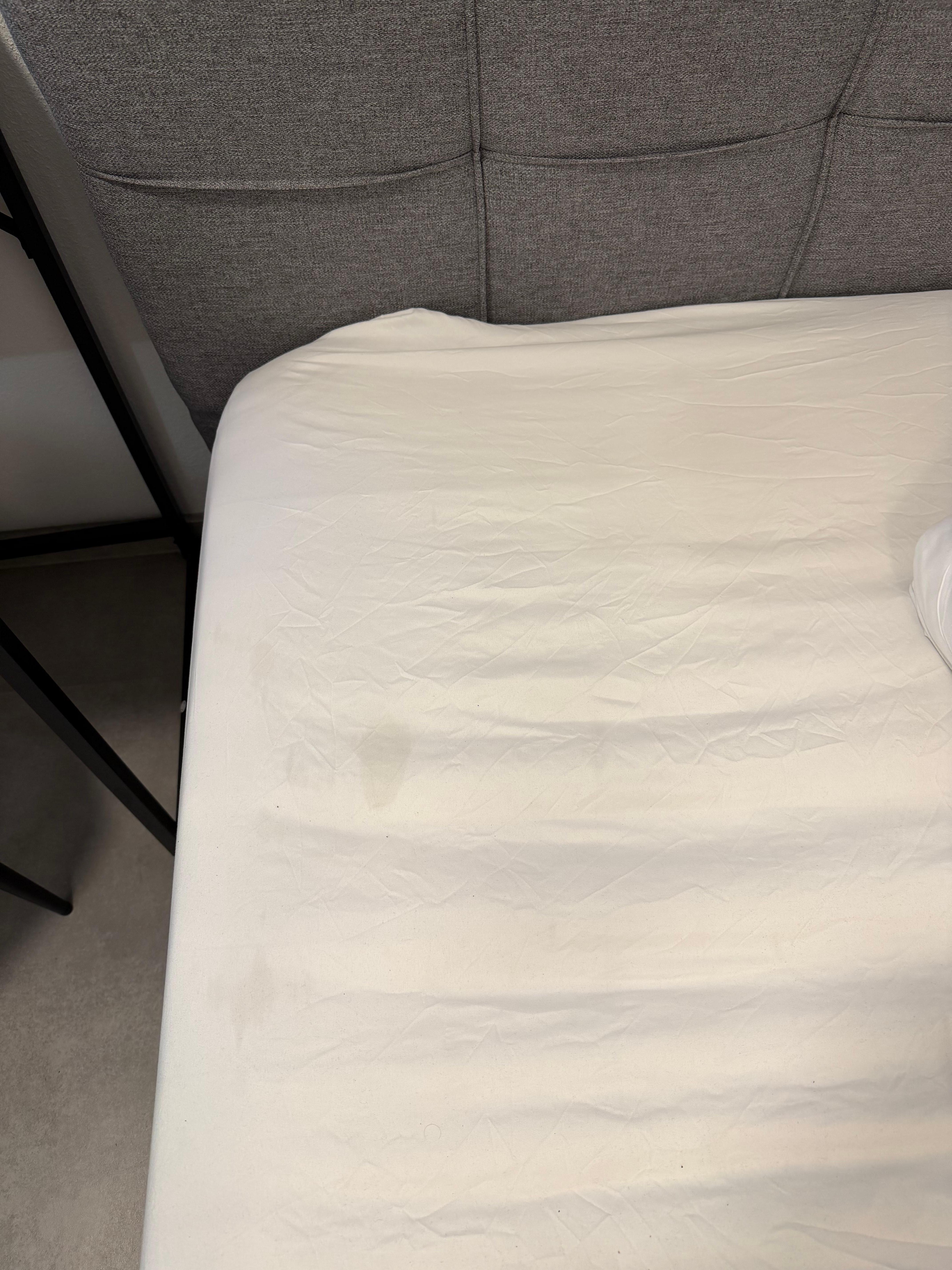 Bei Ankunft Flecken auf dem Leintuch, ekelhaft. 