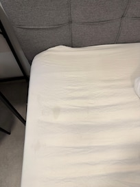Bei Ankunft Flecken auf dem Leintuch, ekelhaft.
