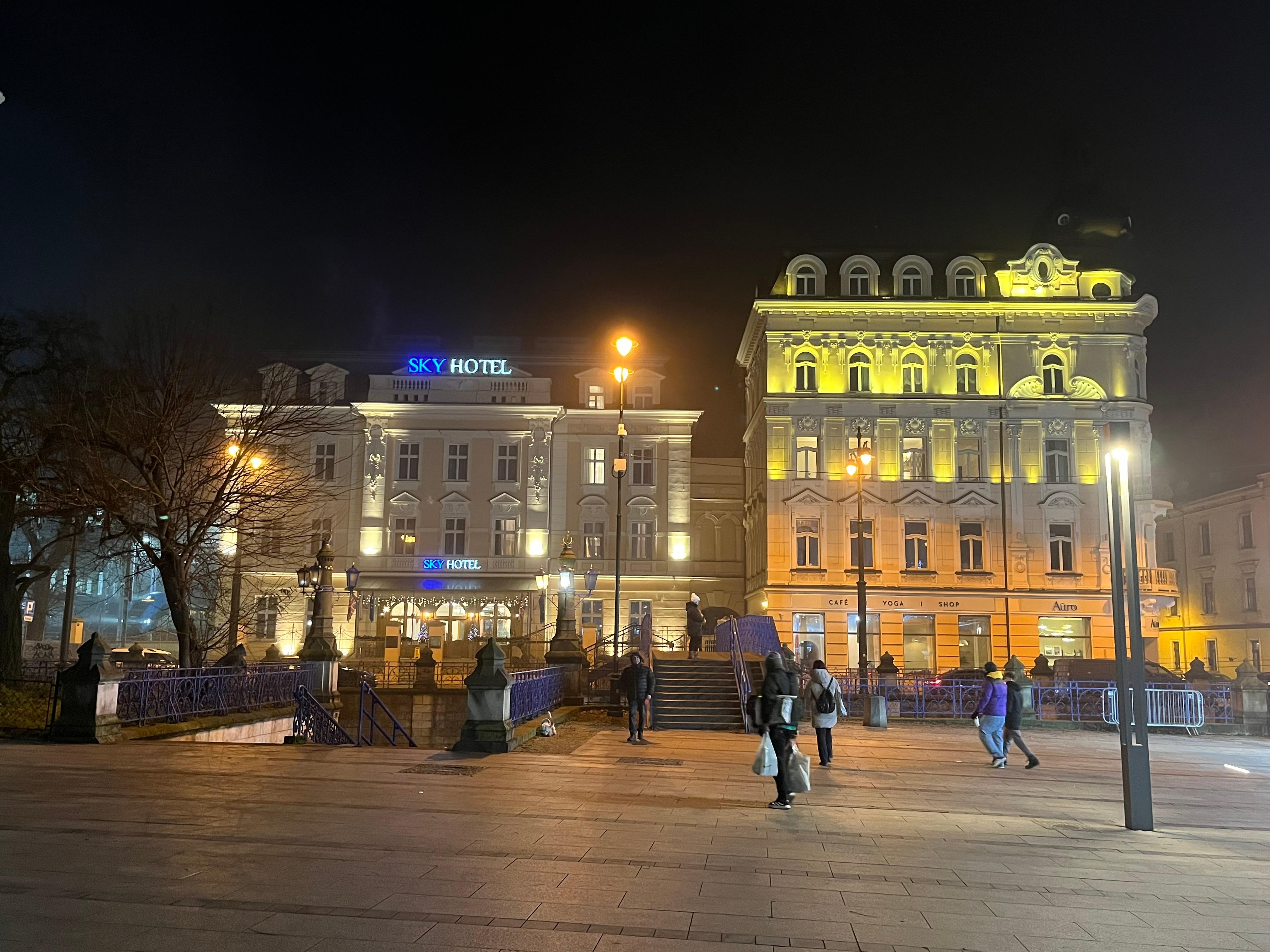 Theres a pedestrian bridge from the mall plaza as the road is sunken, so its quiet.
