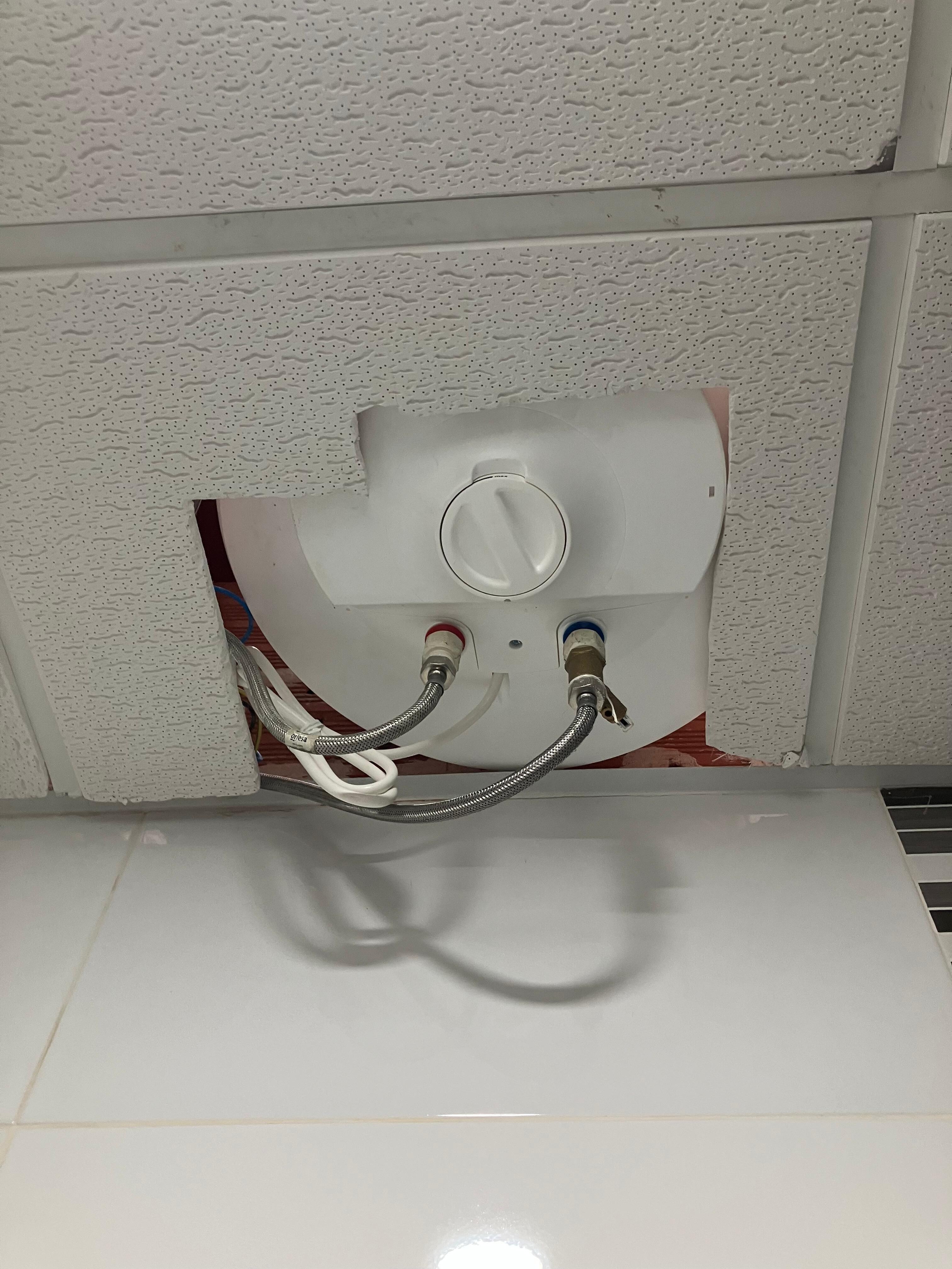 Ceiling open  with smells in the bathroom 