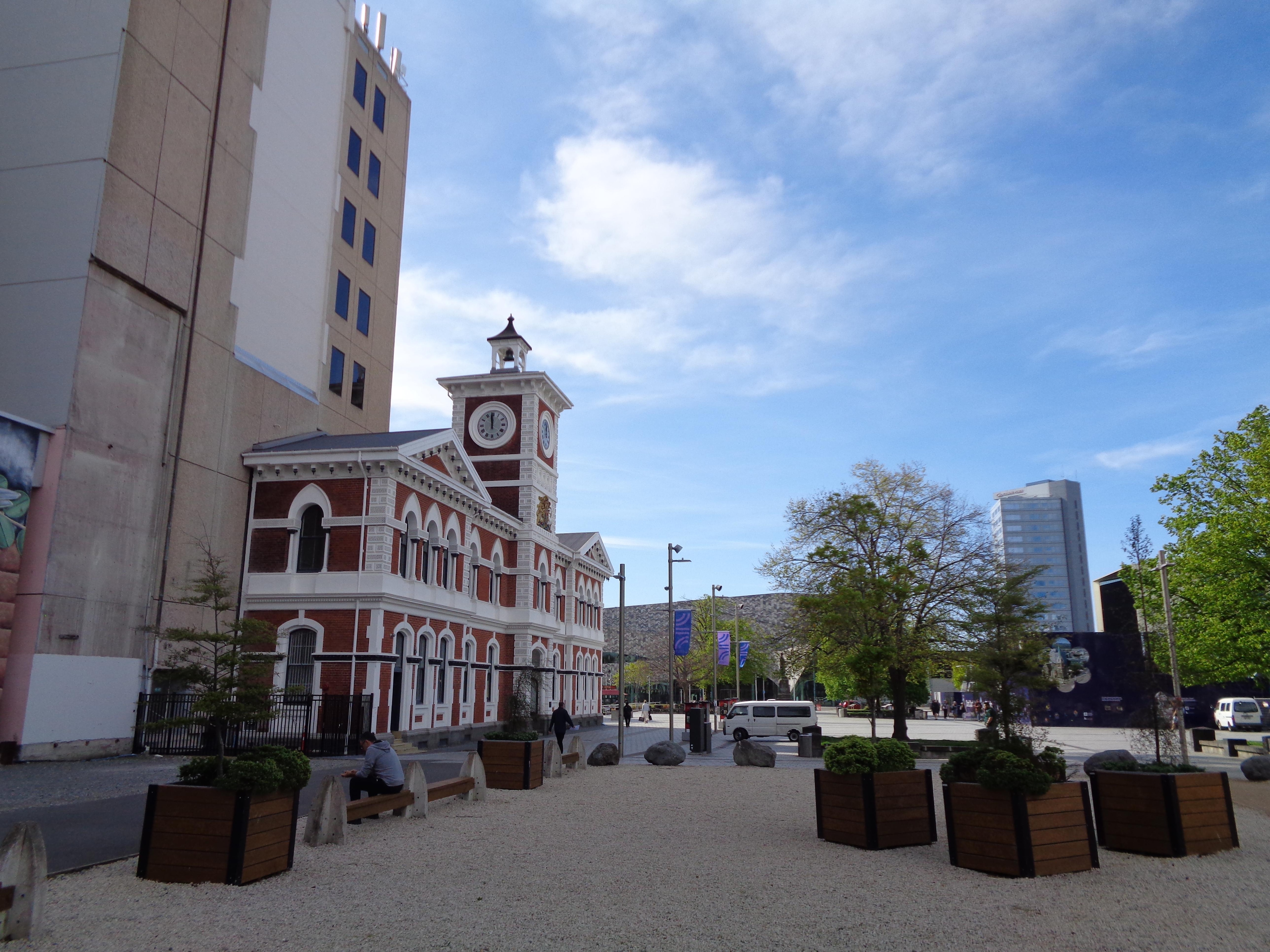 ホテルの直ぐ横に歴史的な目立つ建築物があり