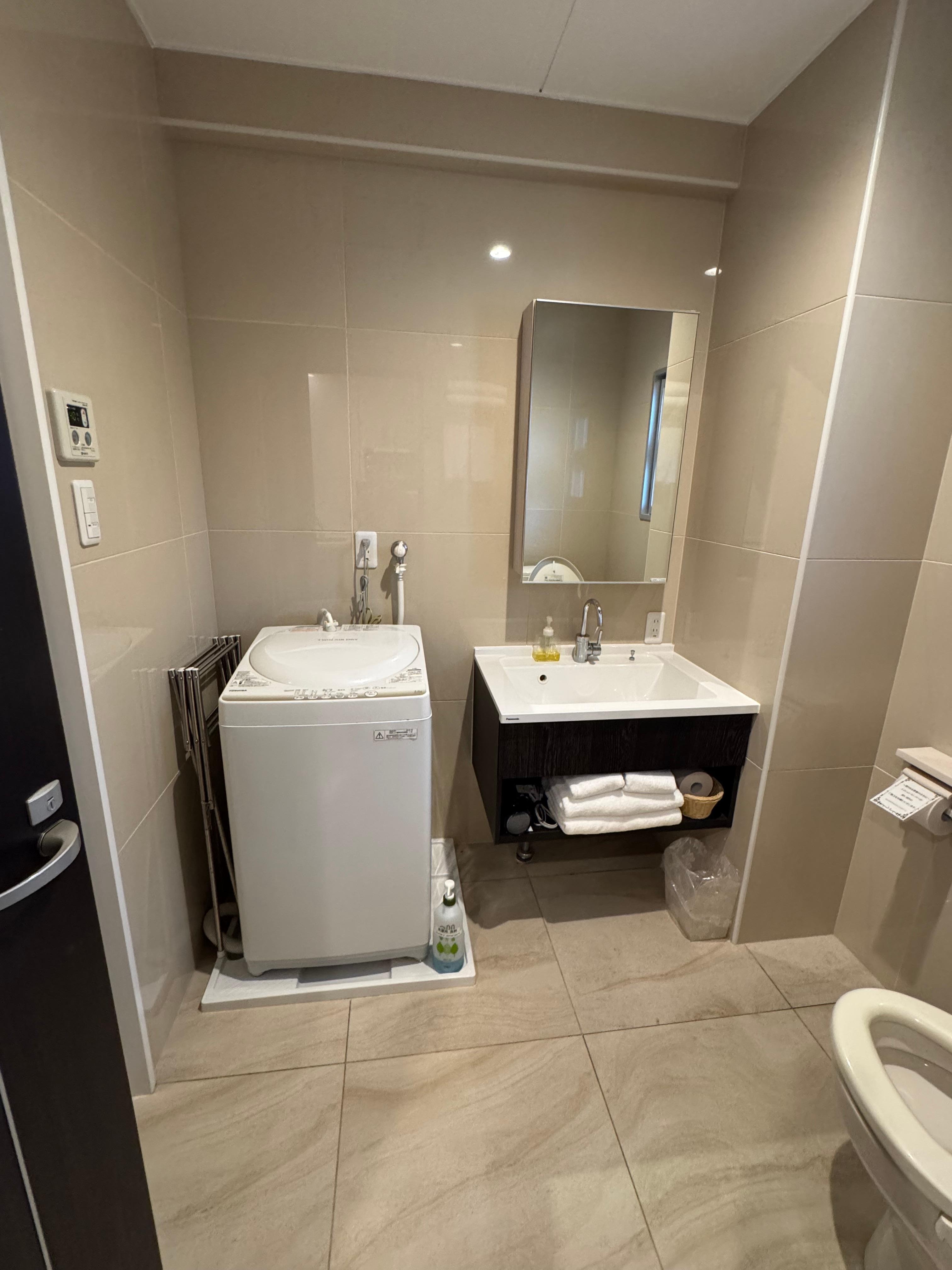 Bathroom: Laundry room 