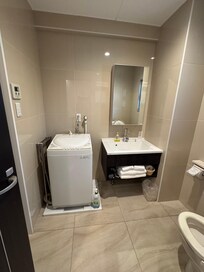 Bathroom: Laundry room