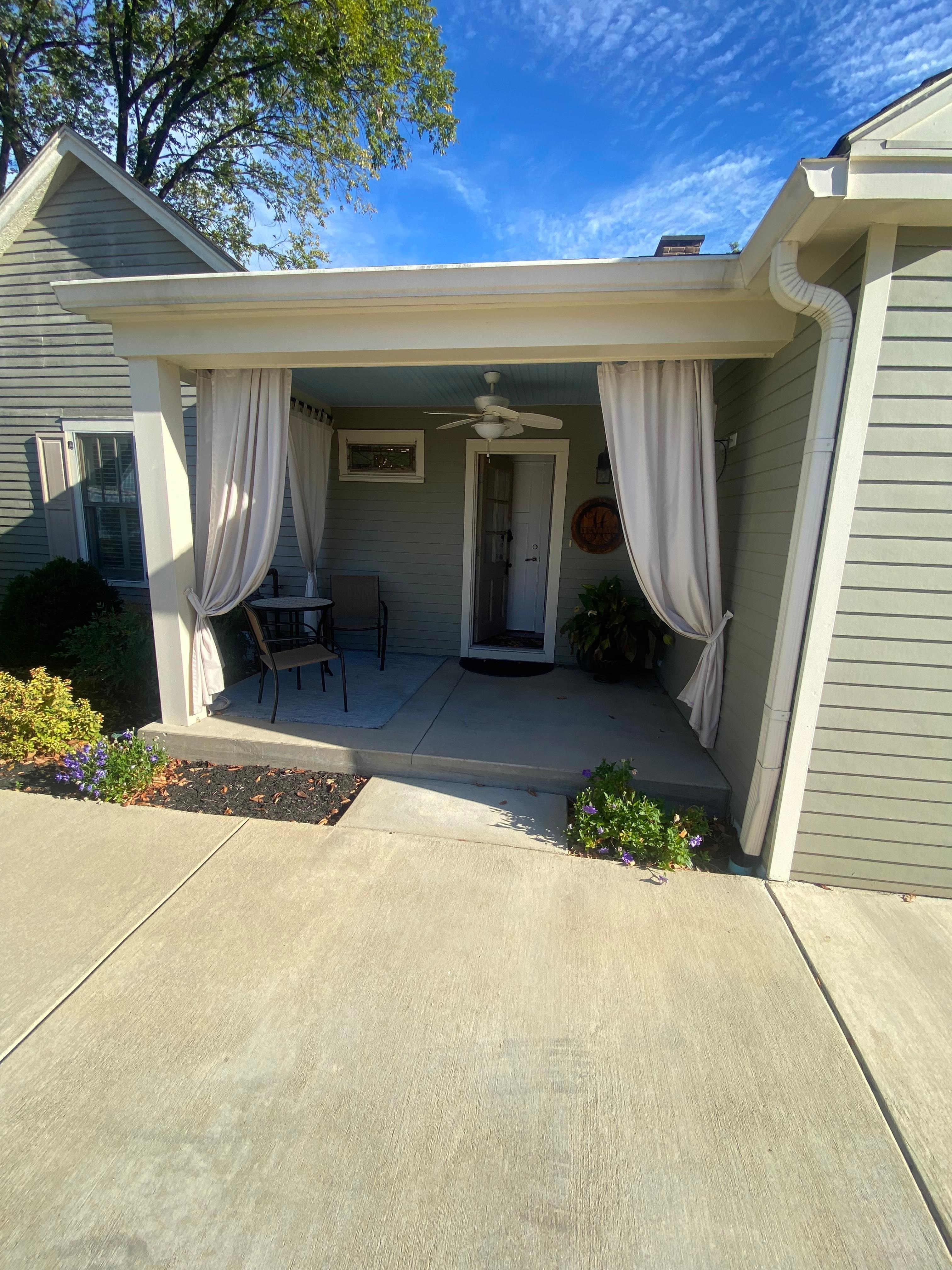 Side porch, also so beautiful