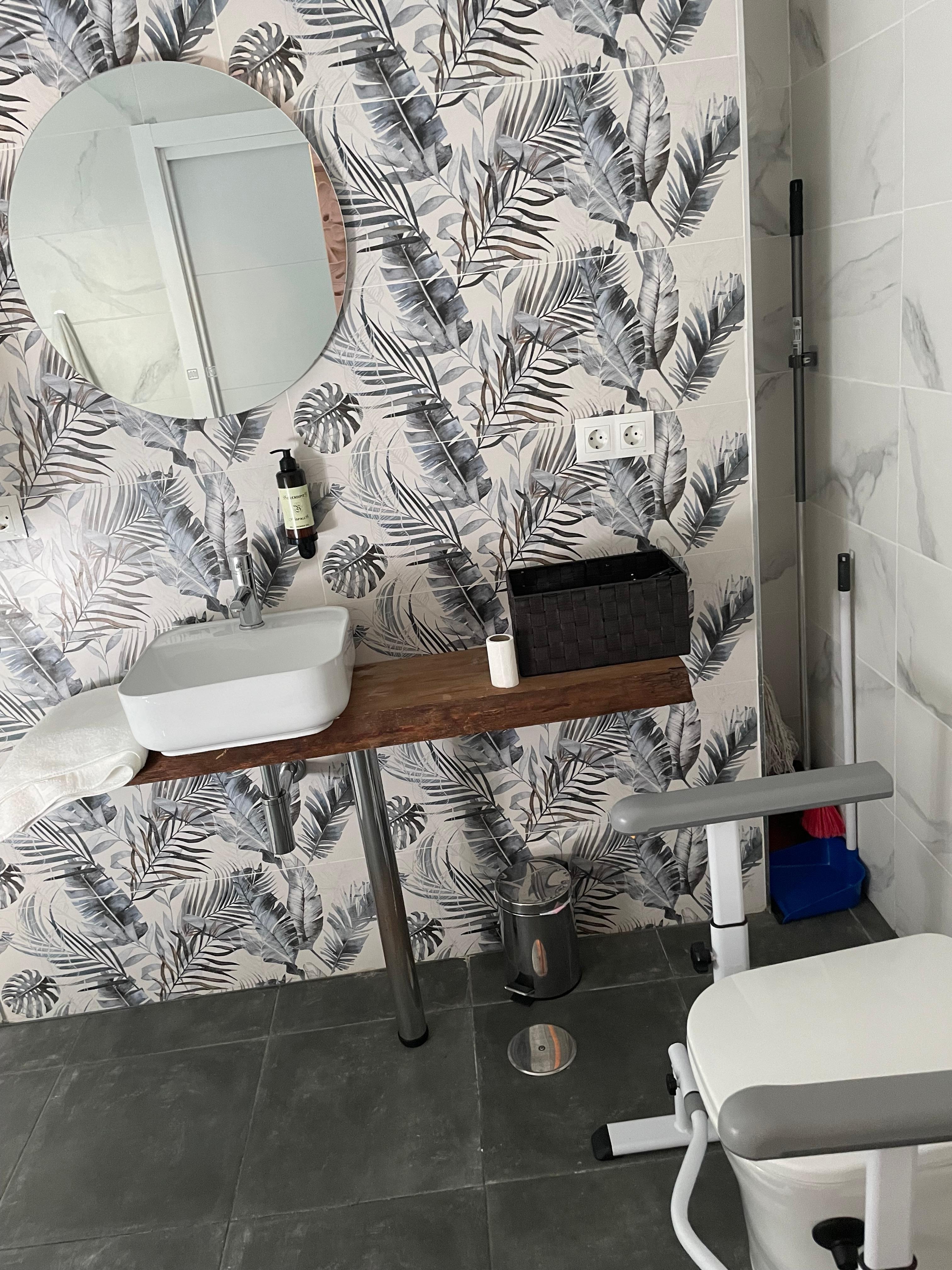 Bagno con doccia grandissimo
