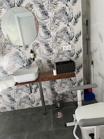 Bagno con doccia grandissimo