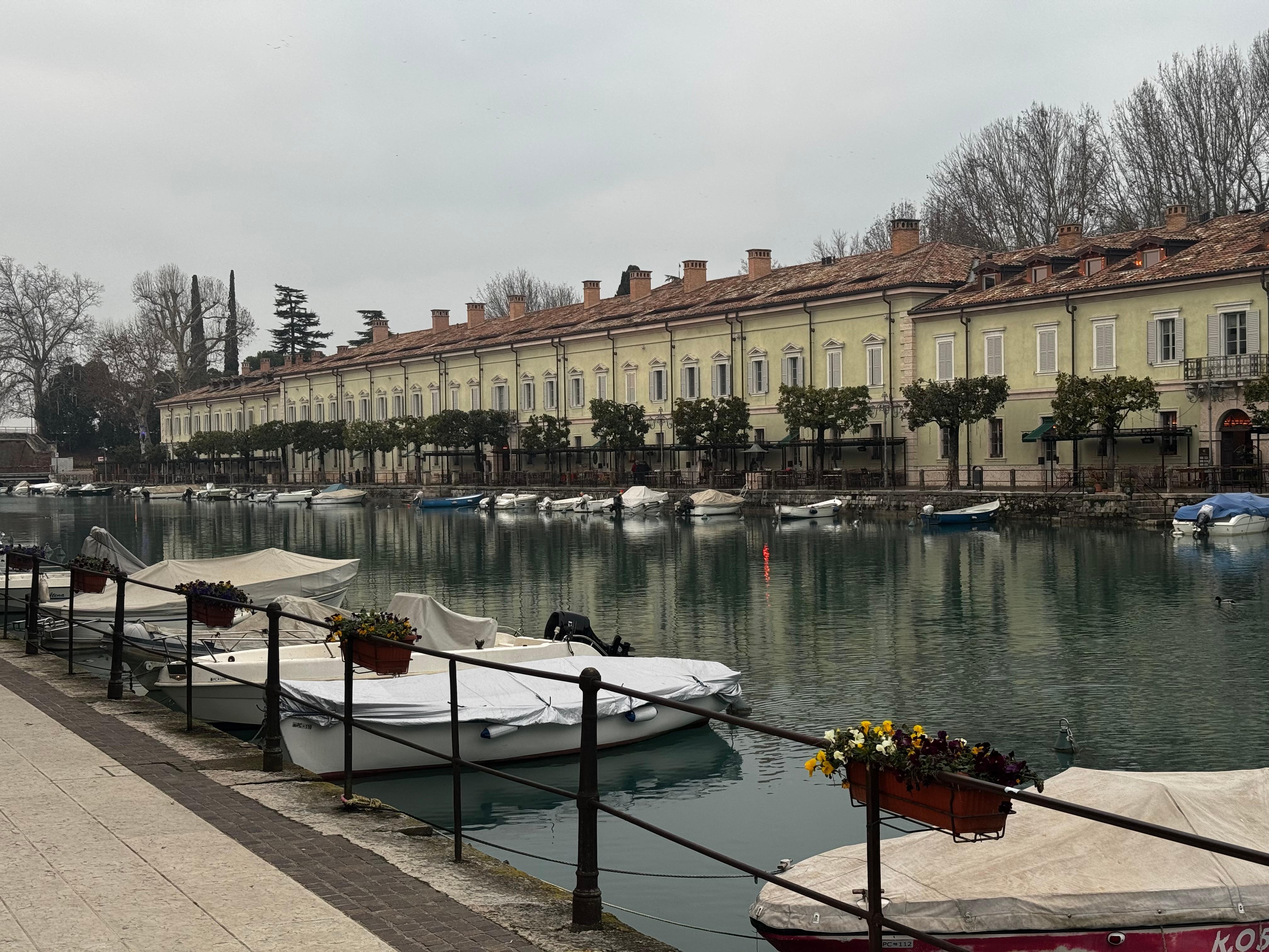 Hotellet ifrån andra sidan kanalen