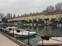 Hotellet ifrån andra sidan kanalen