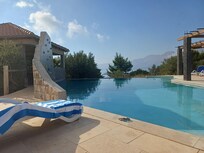 Infinity pool with jacuzzi
