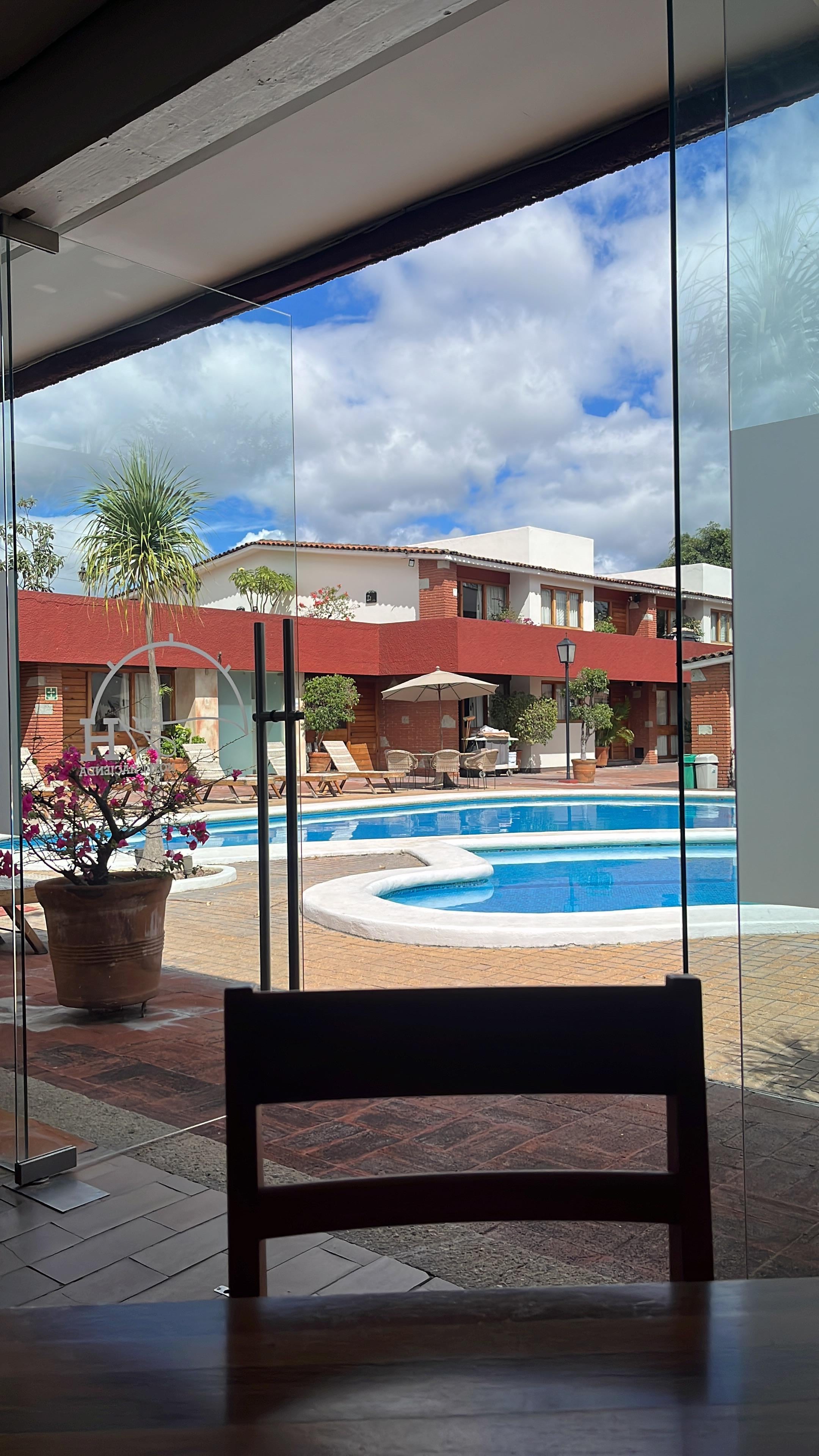 Restaurante con vista a la alberca 