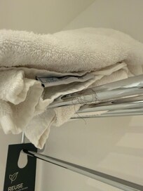 Hår der hænger ved håndklæderne.