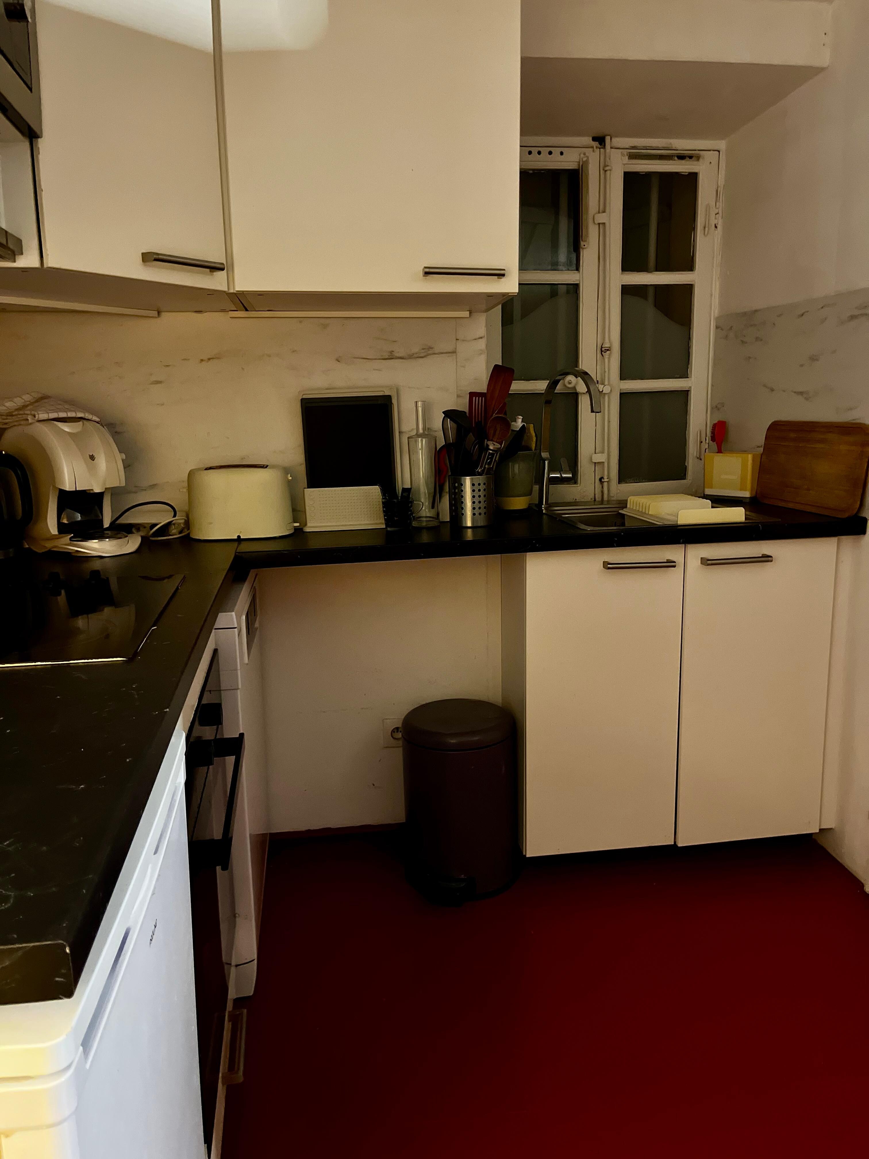 No light in kitchen but it seemed functional. Didn’t use.