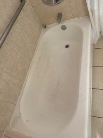 2nd room’s bathtub