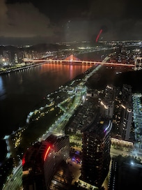 晚上對河的景色一流