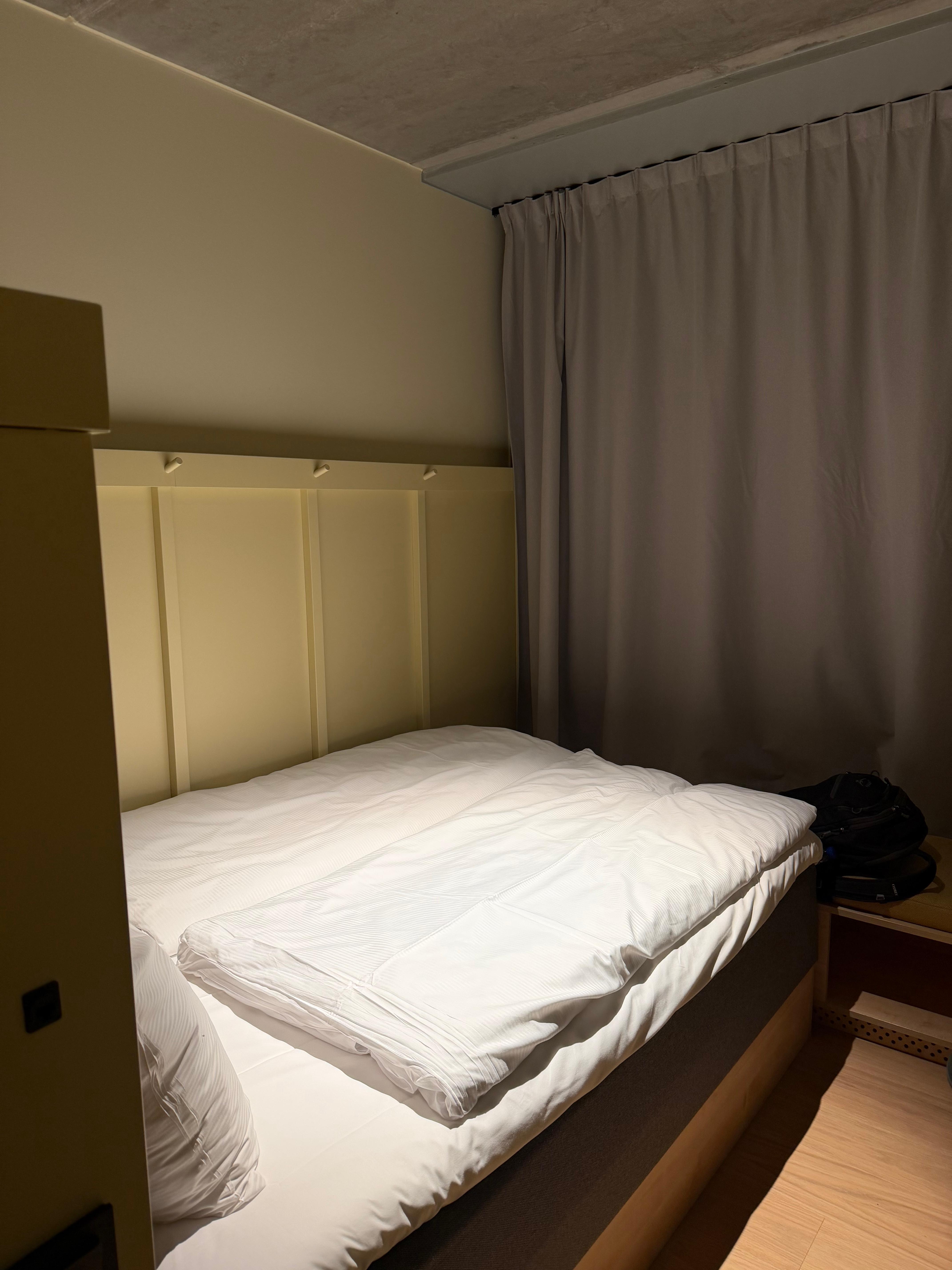 Compact double-huone.