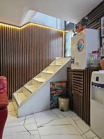 No handrail on entry