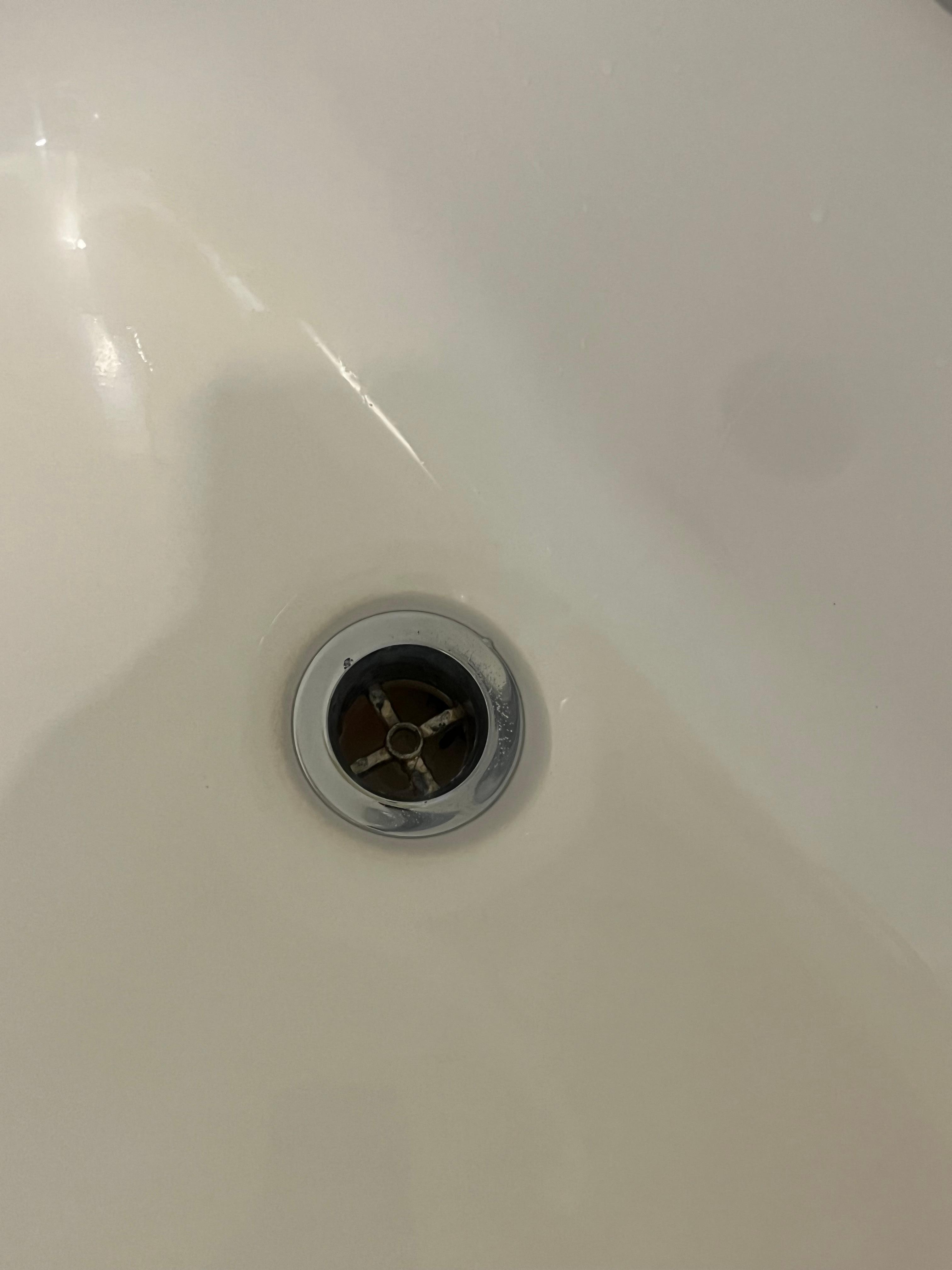 Bathtub drain with no stopper