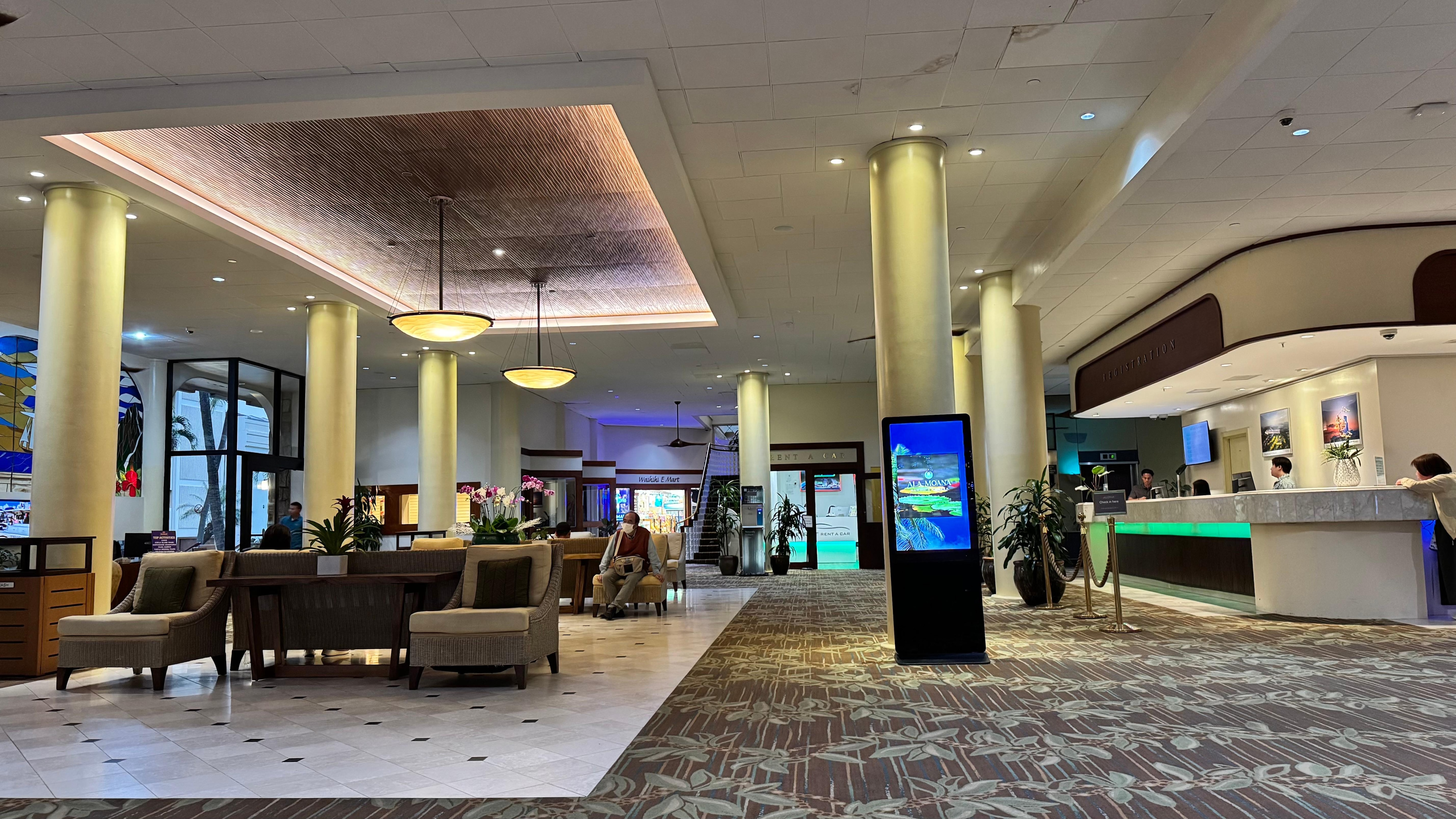 老舗なホテルだが、広くてキレイなロビー