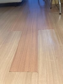 Piso do quarto danificado por causa do alagamento