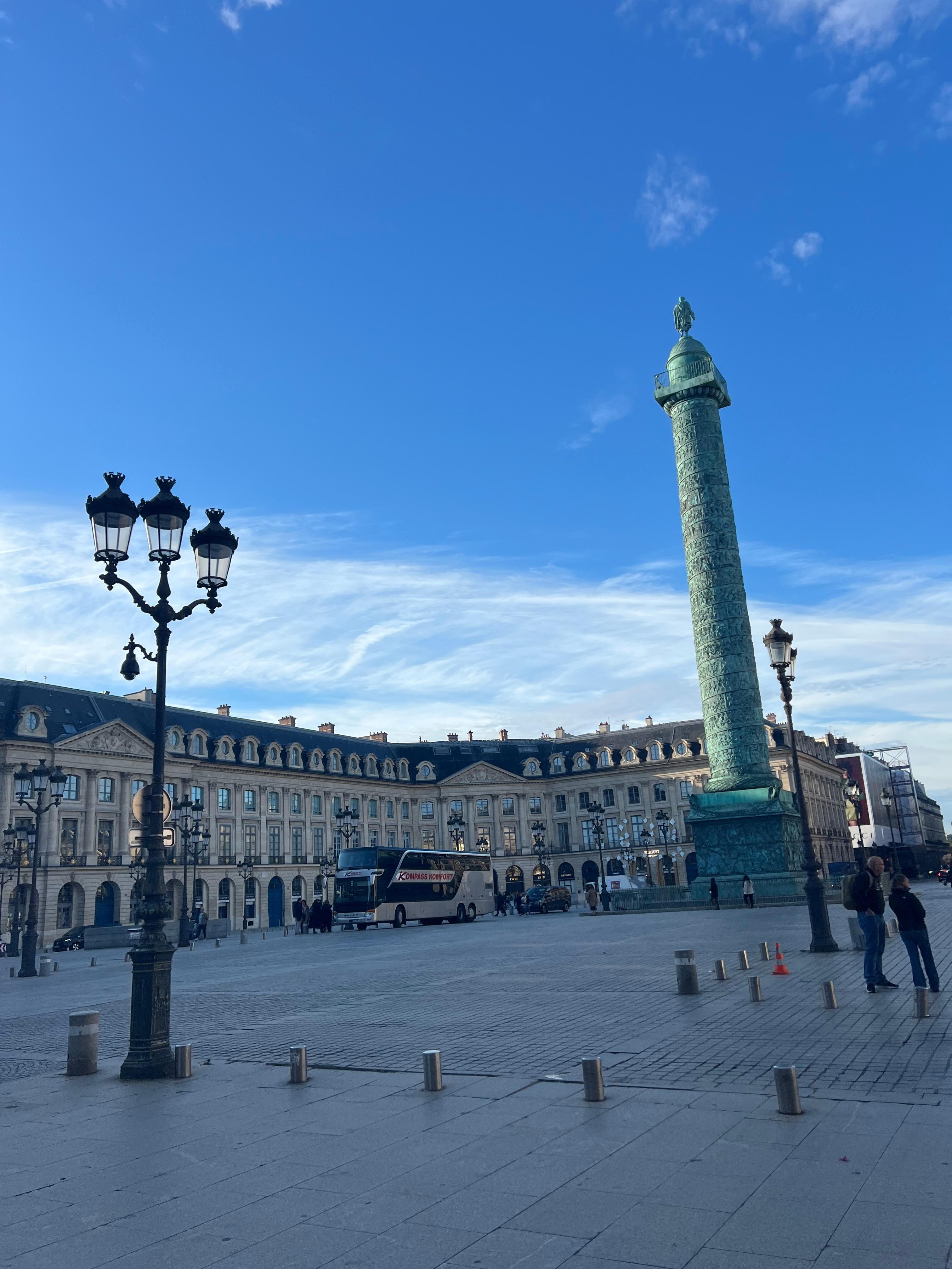 ホテルを出るとすぐにヴァンドーム広場が。ラグジュアリーブランドもたくさんありました。