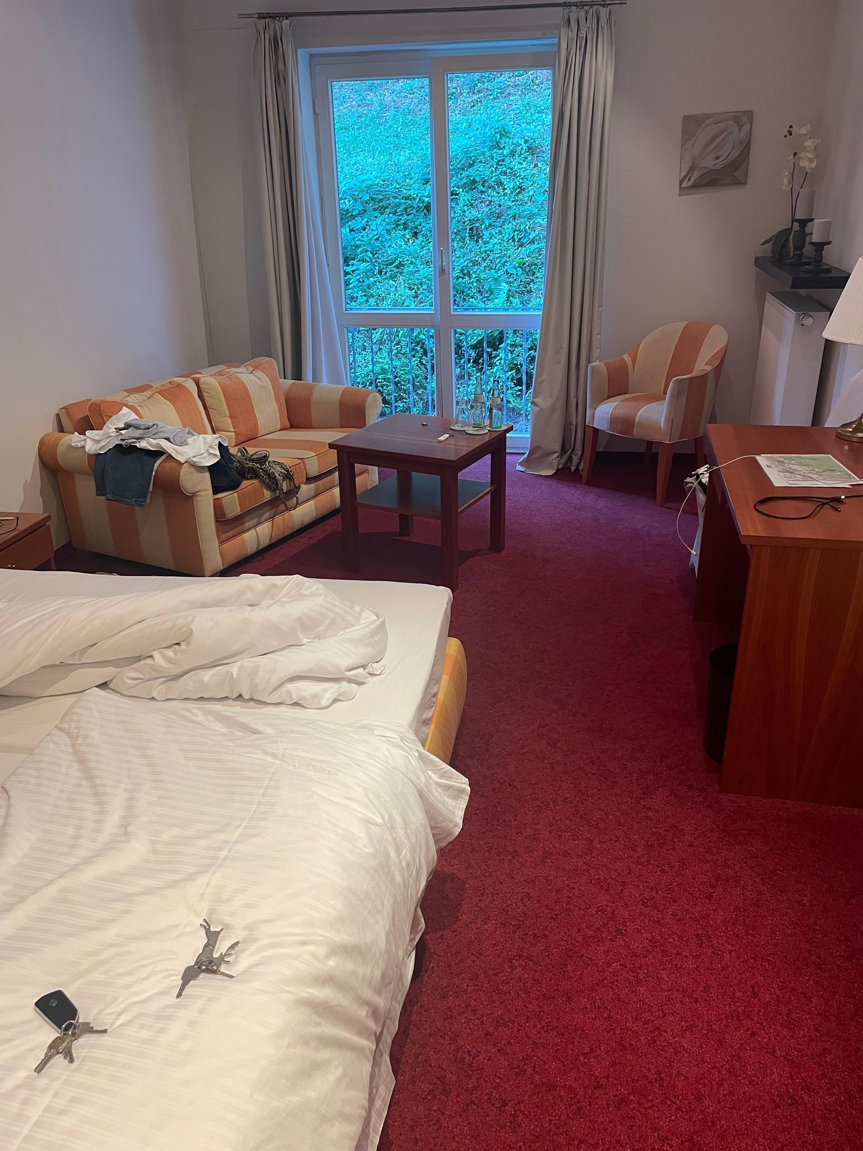 Blick ins dunkle Zimmer. Also immer Licht anmachen