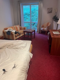 Blick ins dunkle Zimmer. Also immer Licht anmachen