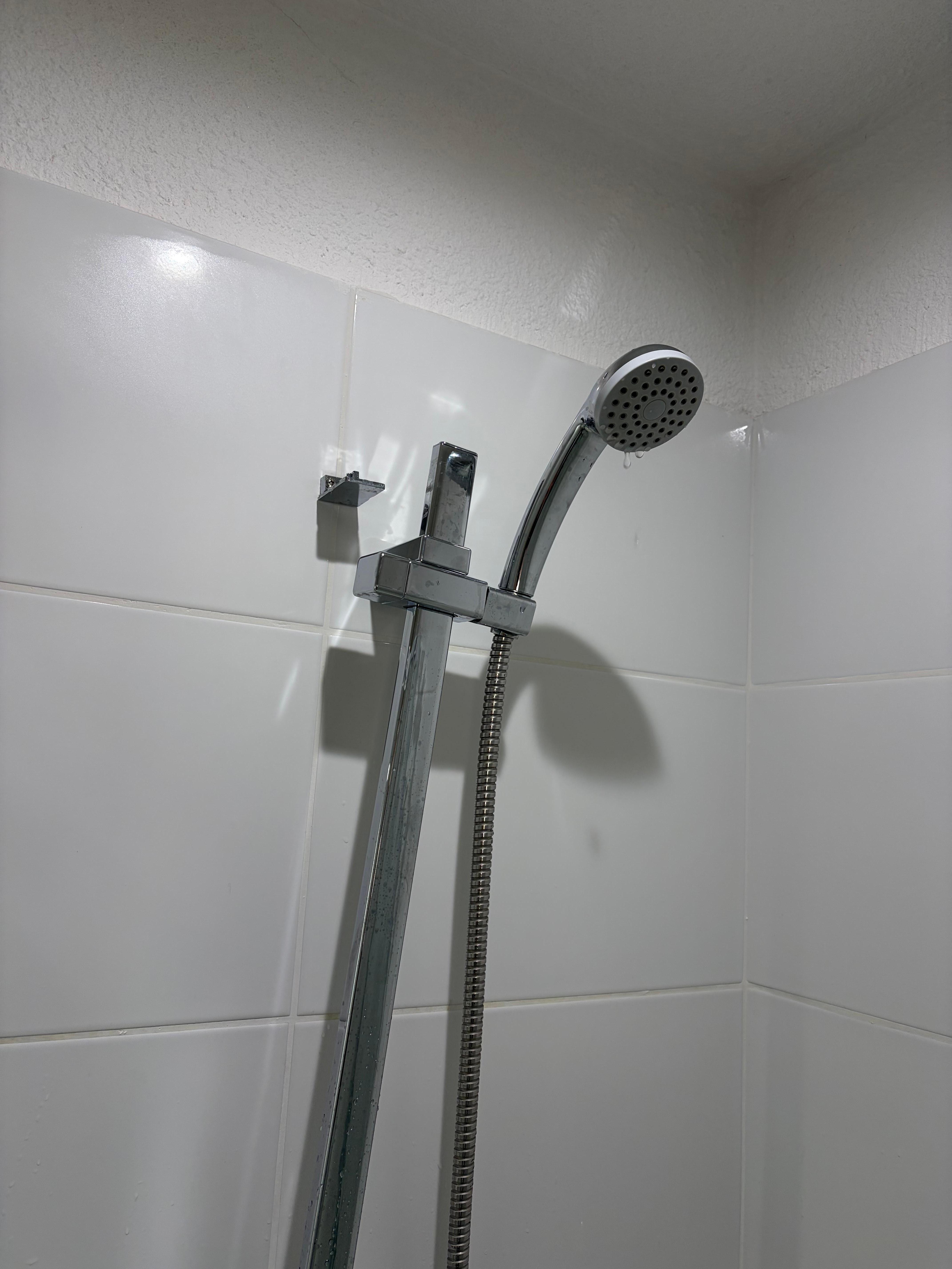 Colonne de douche cassée en haut