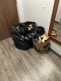 Lixo acumulado no quarto.