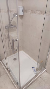 Porte de douche manquante