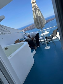 They try to fix the jacuzzi many time, we don’t have privacy